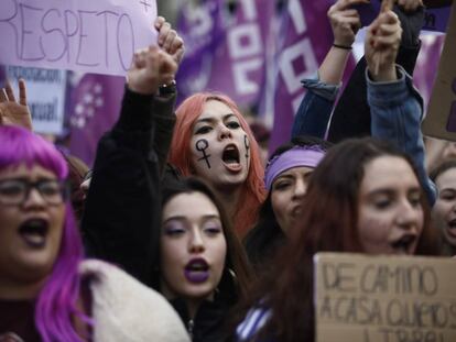 Participantes en la manifestación del 8 de marzo, Día de la Mujer en el Paseo del Prado en Madrid.