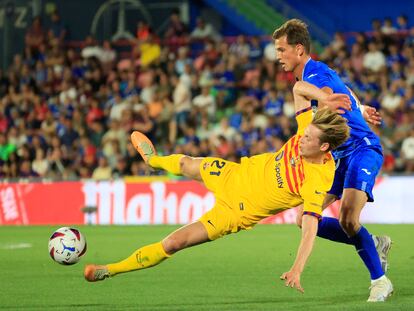Juanmi Latasa agarra a De Jong durante el Getafe - Barcelona de este domingo.