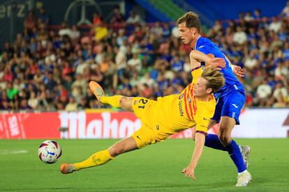 Juanmi Latasa agarra a De Jong durante el Getafe - Barcelona de este domingo.