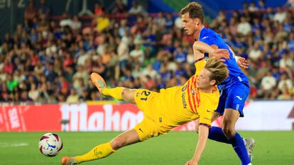 Juanmi Latasa agarra a De Jong durante el Getafe - Barcelona de este domingo.