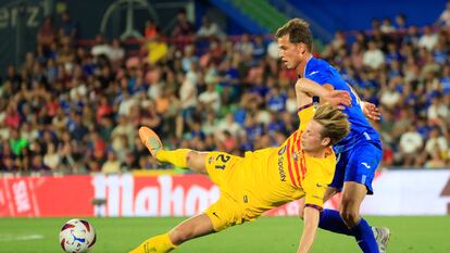 Juanmi Latasa agarra a De Jong durante el Getafe - Barcelona de este domingo.