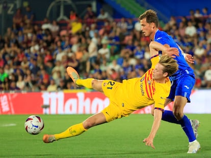 GETAFE (MADRID), 13/08/2023.- El centrocampista neerlandés del FC Barcelona Frenkie de Jong (d) disputa una posesión ante Juanmi Latasa, delantero del Getafe durante el partido de la primera jornada de LaLiga que disputan este domingo en el Coliseum Alfonso Pérez. EFE/ Zipi
