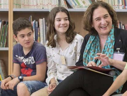 La alcaldesa de Barcelona Ada Colau reunida con los menores