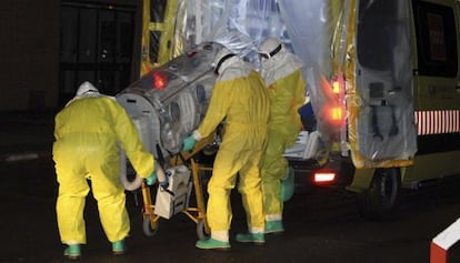 O missionário espanhol Manuel Garcia Viejo ao ser levado para a Espanha, antes de morrer em setembro de 2014 em decorrência do ebola.