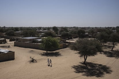 Con sus 50.000 habitantes, Diffa (al sureste de Níger) es la típica ciudad del Sahel de calles de arena y clima hostil. Su cercanía del norte de Nigeria controlado por Boko Haram (la frontera está a sólo cinco kilómetros) la ha convertido en objetivo de ataques y atentados suicidas. Aunque la mayor parte de sus habitantes huyeron en febrero pasado tras la primera gran ofensiva de la secta radical, que se saldó con decenas de muertos y heridos, lo cierto es que su población se ha triplicado en el último año a causa de los desplazados que llegan desde las zonas fronterizas con Nigeria. Hay barrios donde tres cuartas partes de sus habitantes son recién llegados y donde los vecinos han cedido terrenos para permitir que se instalen. En las afueras de la ciudad se han instalado unas 100.000 personas.