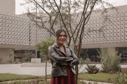 María Clemente, diputada de Morena, en uno de los patios del Congreso mexicano en julio de 2021.
