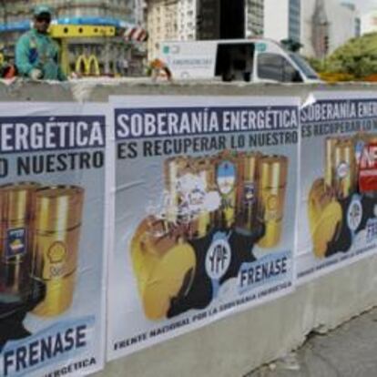 Afiches que proponen la nacionalización de empresas petroleras, entre ellas, YPF, Esso y Shell