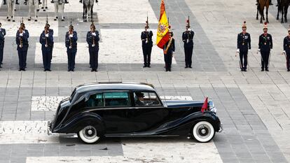 Los Reyes llegan al Patio de la Armería del Palacio Real, este miércoles, durante los actos del décimo aniversario de la proclamación de Felipe VI.