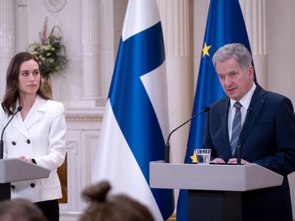 Sanna Marin y Sauli Niinistö, este domingo en el palacio presidencial de Helsinki.
