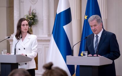 Sanna Marin y Sauli Niinistö, este domingo en el palacio presidencial de Helsinki.