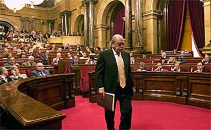 Pujol en el Parlamento catalán. PLANO GENERAL - ESCENA