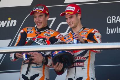 Dani Pedrosa (derecha), junto a Marc Márquez en el podio de Jerez.