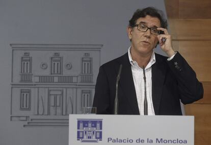 El catedrático de Medicina Preventiva y Salud Pública de la Universidad Autónoma de Madrid, Fernando Rodríguez Artalejo, durante la rueda de prensa ofrecida en el Palacio de la Moncloa, en la que ha afirmado que la auxiliar de enfermería española Teresa Romero contagiada por el virus del Ébola se mantiene "muy grave" y las otras 15 personas que están en observación por haber tenido contactos con la enferma permanecen asintomáticas.