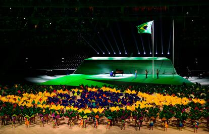 Com o público do Maracanã de pé, o maestro João Carlos Martins, sozinho ao piano, foi encarregado de tocar o hino brasileiro enquanto a bandeira do país era içada.