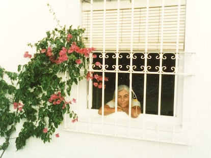 Carmen Martín Gaite, asomada a la ventana del “iglú”, la casa en la que se alojaba en Sanlúcar de Barrameda. Fotografía incluida en el libro 'Carmiña. Correspondencia inédita de Carmen Martín Gaite-Julián Oslé'.