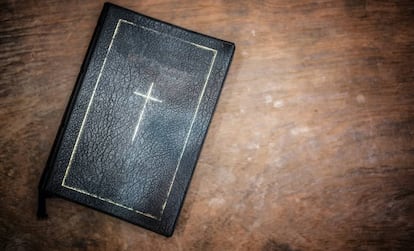 La portada de una Biblia.