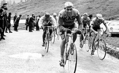 Antonio Gómez del Moral (c), en el Giro de Italia de 1967.