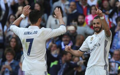 Benzema celebra con Cristiano el primer gol de la tarde contra el Alavés.