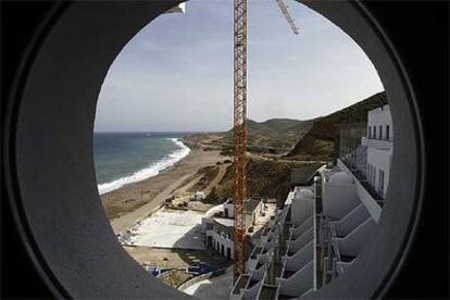 Imagen tomada esta semana del hotel del Algarrobico, desde el interior del edificio.