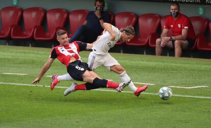 Yeray disputa un balón a Luka Modric durante el partido que se ha disputado este domingo.