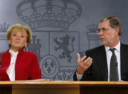 La vicepresidenta del Gobierno, María Teresa Fernández de la Vega, y el ministro de Justicia, Mariano Fernández Bermejo, hoy en la rueda de presa posterior al Consejo de Ministros