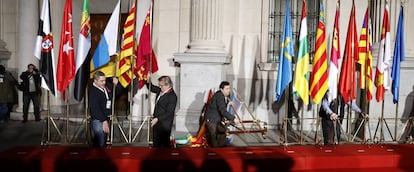 Preparación de banderas para una conferencia de presidentes autonómicos.