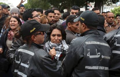 La policía controla una manifestación en Túnez.