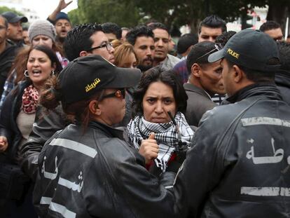 La polic&iacute;a controla una manifestaci&oacute;n en T&uacute;nez.