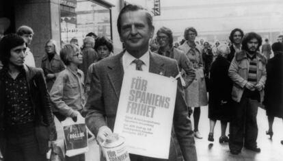 En octubre de 1975, Olof Palme particip&oacute; en una colecta para Espa&ntilde;a por las calles de Estocolmo.