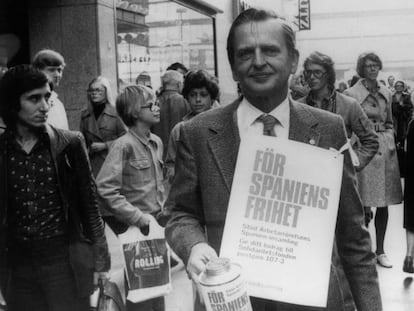 En octubre de 1975, Olof Palme particip&oacute; en una colecta para Espa&ntilde;a por las calles de Estocolmo.