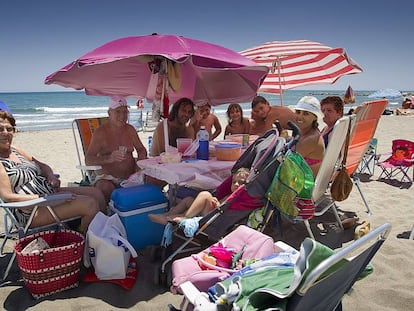 Una familia en una playa de Fuengirola (Málaga).