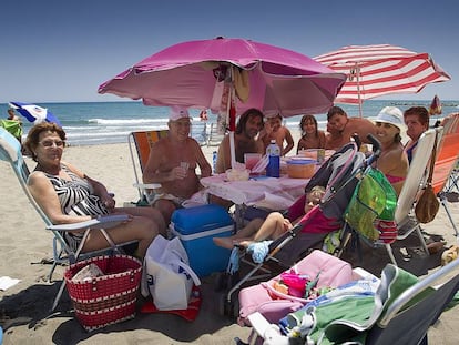 Una familia en una playa de Fuengirola (Málaga).