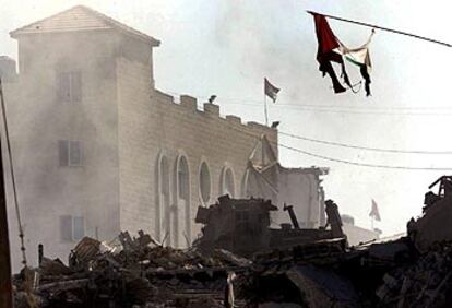 Una bandera palestina hecha jirones ondea sobre la Mukata, el cuartel general de Yasir Arafat en Ramala, tras una ofensiva israelí en 2002.