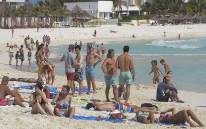 Un grupo de turistas disfruta de la playa en Cancún.