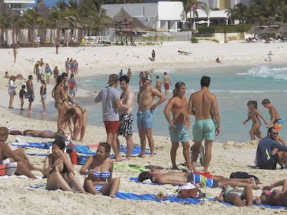 Un grupo de turistas disfruta de la playa en Cancún.