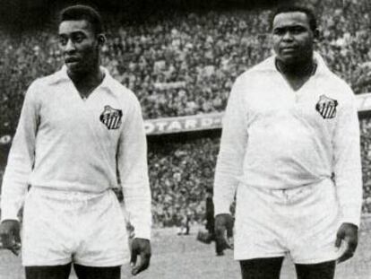 Pelé y Coutinho posan antes de un partido con el Santos.