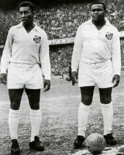 Pelé y Coutinho posan antes de un partido con el Santos.