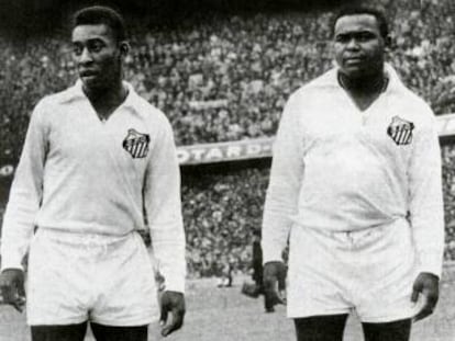 Pelé y Coutinho posan antes de un partido con el Santos.