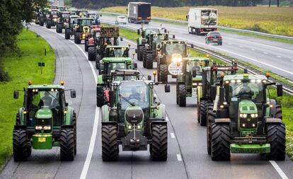 Granjeros bloquean la autopista A28 con sus tractores entre Hoogeveen y Meppel en los Países Bajos durante las protestas de este martes.
