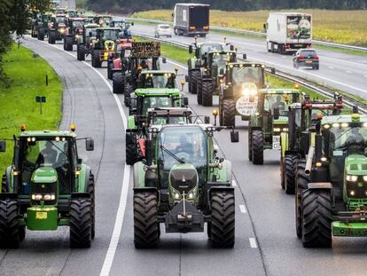 Granjeros bloquean la autopista A28 con sus tractores entre Hoogeveen y Meppel en los Países Bajos durante las protestas de este martes.