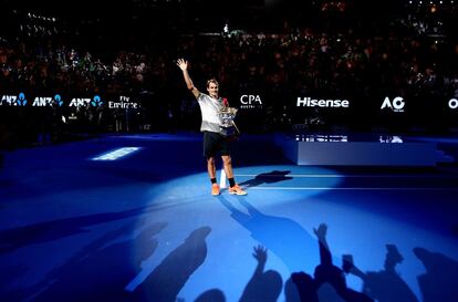 Roger Federer saluda a los aficionados tras proclamarse ganador de Open de Australia.