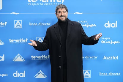 Antonio Orozco y Estopa se han reencontrado en la alfombra roja. Nada más verse, se han fundido en un abrazo. “La última vez que los vi fue en una cita benéfica y es genial estar aquí y reencontrarnos”. Además, esta misma tarde ha anunciado una nueva colaboración de la mano de Dani Martín que verá la luz el próximo 28 de marzo. Ha acudido la gala para recibir el galardón número 12: “Representan a la música en español en todo el mundo”. Porque, en sus palabras, “quién me iba a decir a mí que iba a estar aquí hace 25 años”.