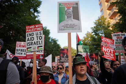 Manifestantes protestan por un alto al fuego en Gaza al margen de la Convención Nacional Demócrata en Chicago (Illinois), este 23 de agosto.