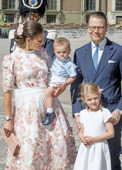 Victoria de Suecia, con su hijo Óscar en brazos, junto a su esposo Daniel y su hija Estelle.