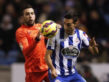 Alba pugna por un balón con José Rodriguez.