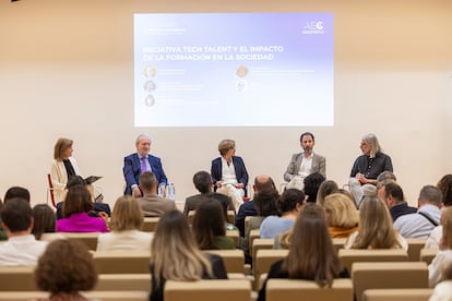 De izquierda a derecha: Mercedes Águeda (AEC), José María Beneyto (presidente de la AEC), Marta Cordero (UPM), Javier Vidaurreta (KPMG) e Iker Arce (The Bridge).