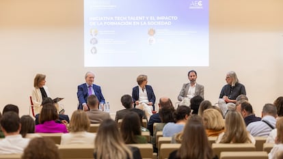 De izquierda a derecha: Mercedes Águeda (AEC), José María Beneyto (presidente de la AEC), Marta Cordero (UPM), Javier Vidaurreta (KPMG) e Iker Arce (The Bridge).