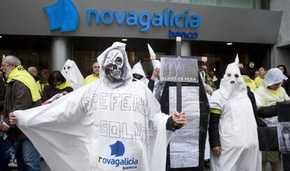Afectados por las preferentes protestan en Vigo.