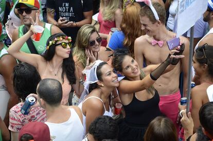 Foliões no bloco "Xupa, mas não baba", no Rio de Janeiro.