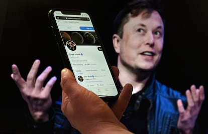 Una pantalla de teléfono muestra la cuenta de Twitter de Elon Musk con una foto suya de fondo, en abril de 2022, en Washington, DC.